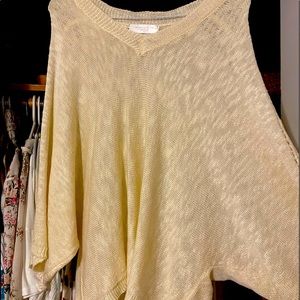 super cute light weight sweater. perfect for the spring season! only worn once:)